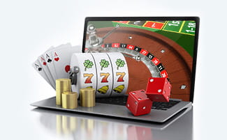 Um computador portátil demonstra a roleta no ecrã, rodeado de artigos de jogos de casino.